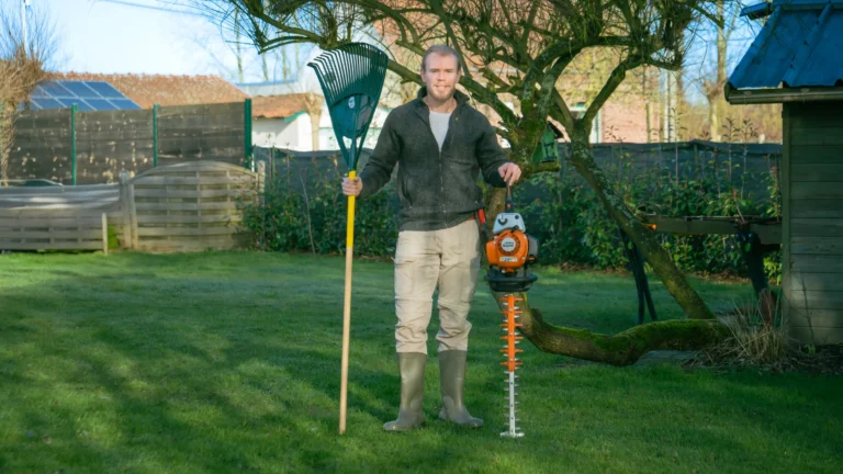 Florentin Bleuzet avec son râteau et son souffleur dans un jardin